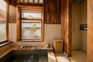 Habitación básica, bañera de hidromasaje | Baño | Bañera de hidromasaje y artículos de higiene personal de diseño