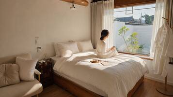 Basic Room, Hot Tub | Egyptian cotton sheets, premium bedding, down comforters, pillowtop beds