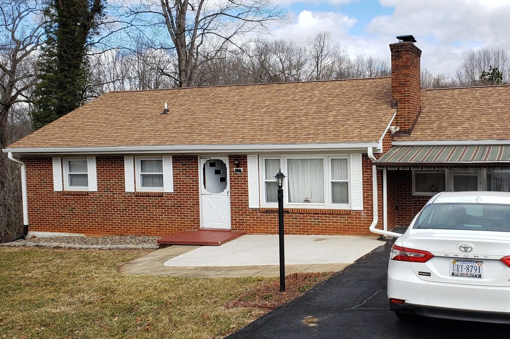 D&J Vacation Home 3 bdrm/1bath Centrally Located with Wi-Fi