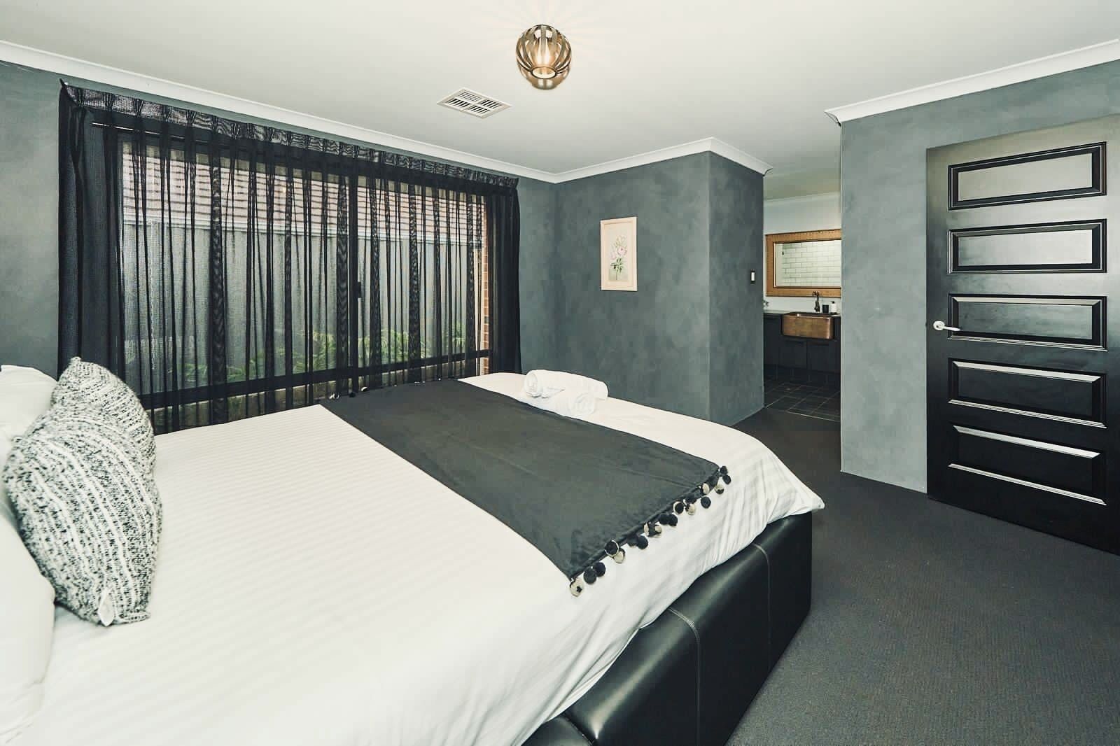 4 bedrooms, free WiFi, bed sheets, wheelchair access