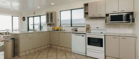 Kühlschrank, Mikrowelle, Ofen, Geschirrspüler