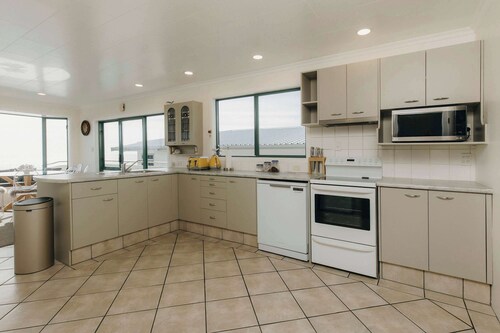 Beachfront Wanaka Beachhouse with Views