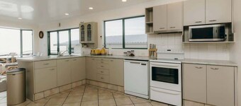 Wanaka Beachouse - stay next to the sand