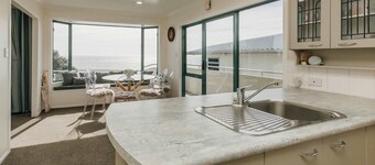 Beachfront Wanaka Beachhouse with Views