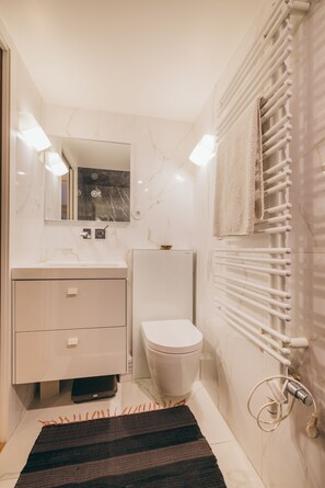 Douche, sèche-cheveux, serviettes fournies, savon