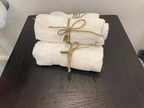 Dusj, hårføner, håndklær og såpe