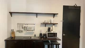 Cafetière-théière, réfrigérateur, four à micro-ondes, surface de cuisson