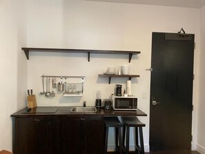 Kühlschrank, Mikrowelle, Herdplatte, Wasserkocher mit Kaffee-/Teezubehör