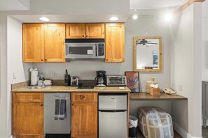 Four à micro-ondes, surface de cuisson, lave-vaisselle