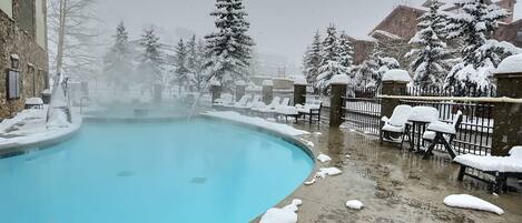 من حمّامات السباحة المغطاة