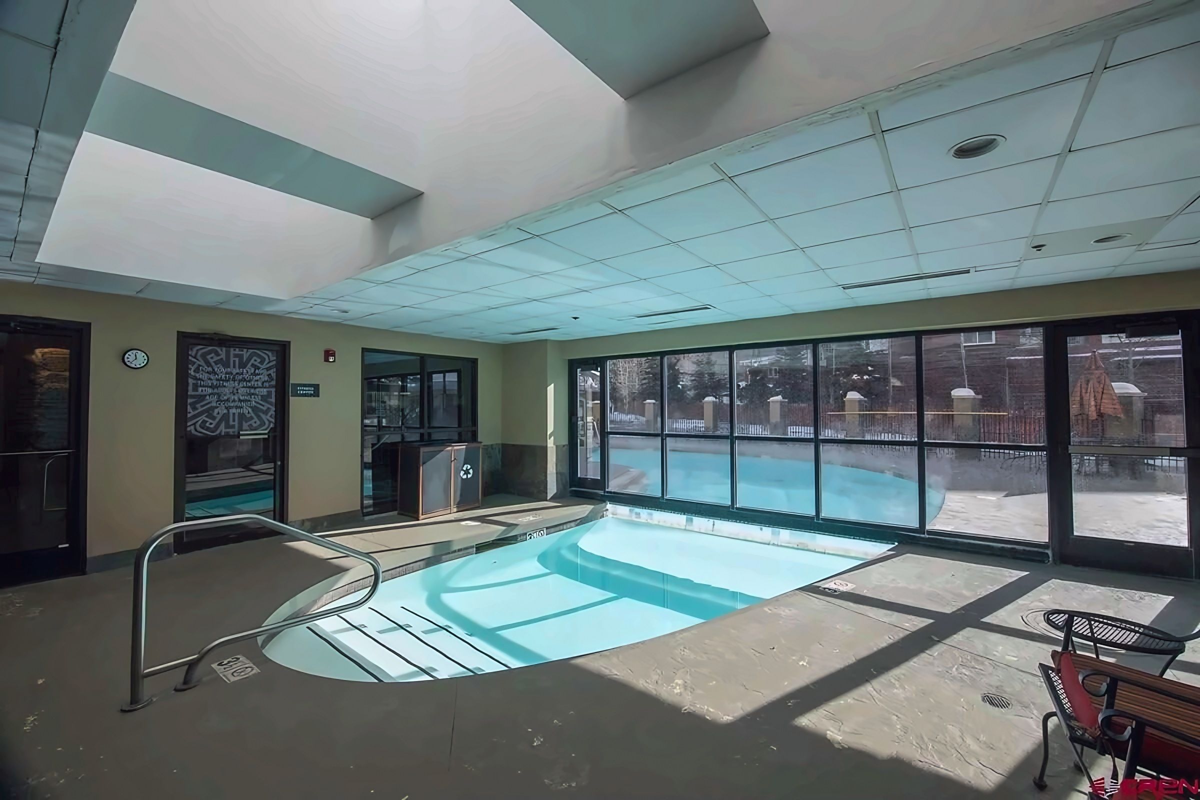 【Indoor Pool】Heated indoor pool for a soak when it's snowing
Listed with @BookTraverse