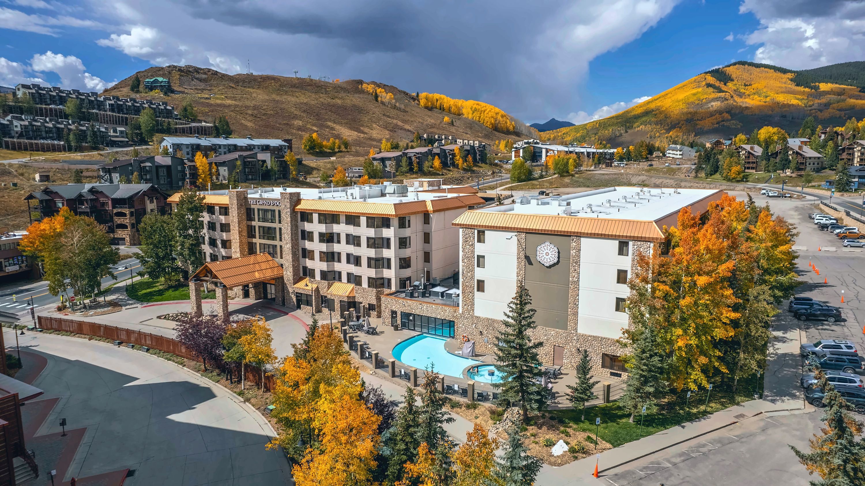 【Fall】Golden aspens around the Grand Lodge at sunset
Listed with @BookTraverse
