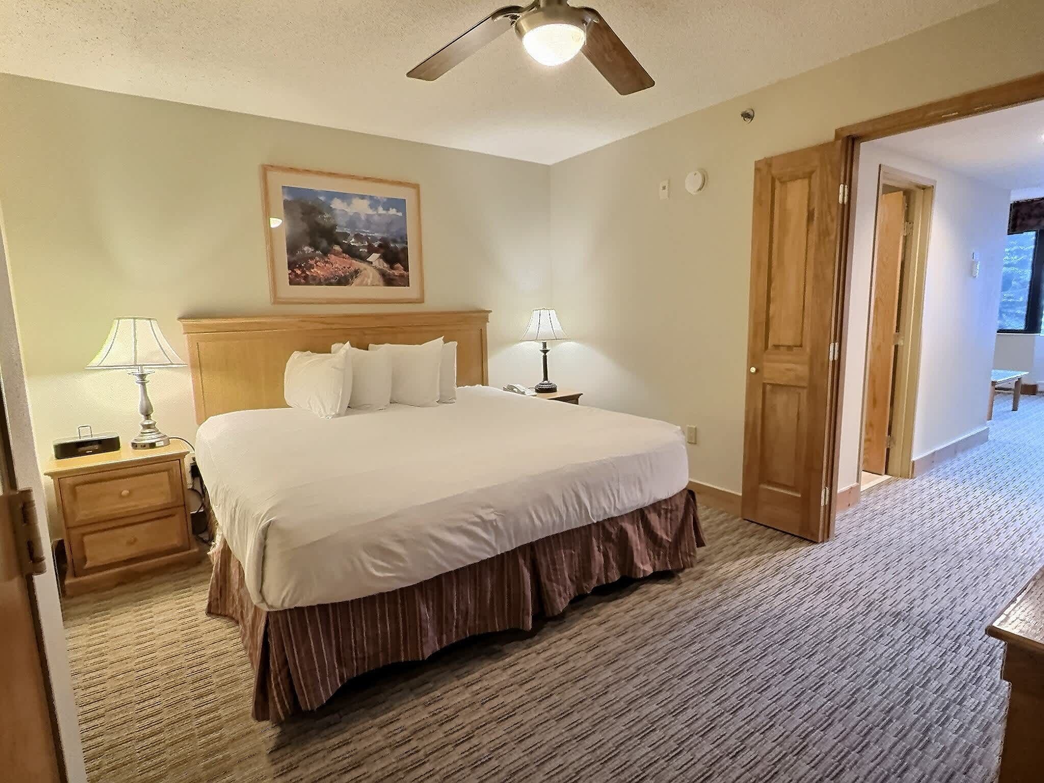 【Bedroom】Accessible-height king bed with wide clearance — warm and quiet
Listed with @BookTraverse