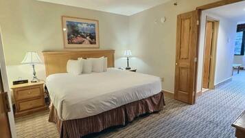 【Bedroom】Accessible-height king bed with wide clearance — warm and quiet
Listed with @BookTraverse
