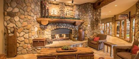 【Lobby】Warm up by the lobby fireplace on your way in from the snow
Listed with @BookTraverse