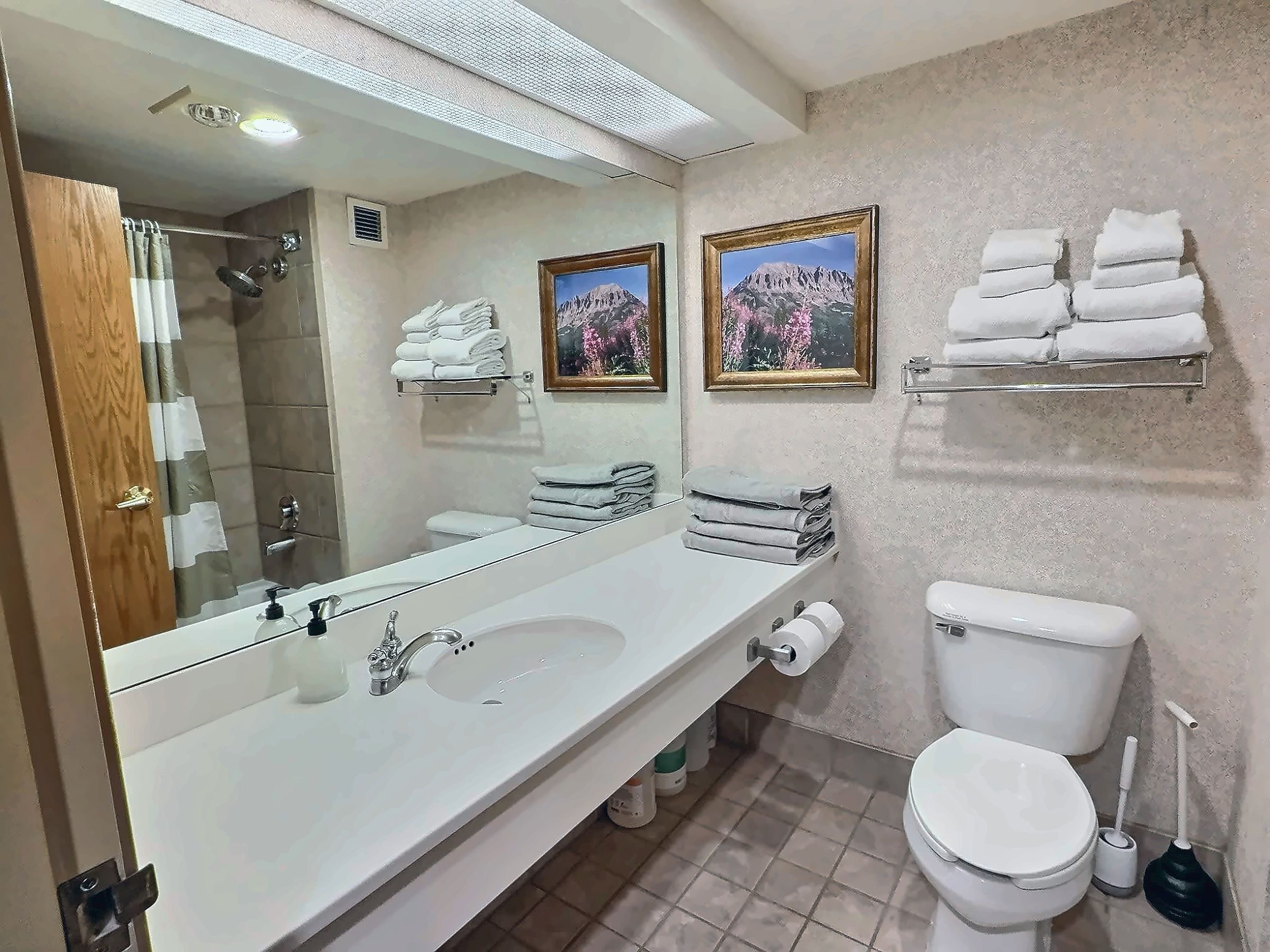 【Accessible Bath】Grab rails, roll-under sink & accessible-height toilet
Listed with @BookTraverse