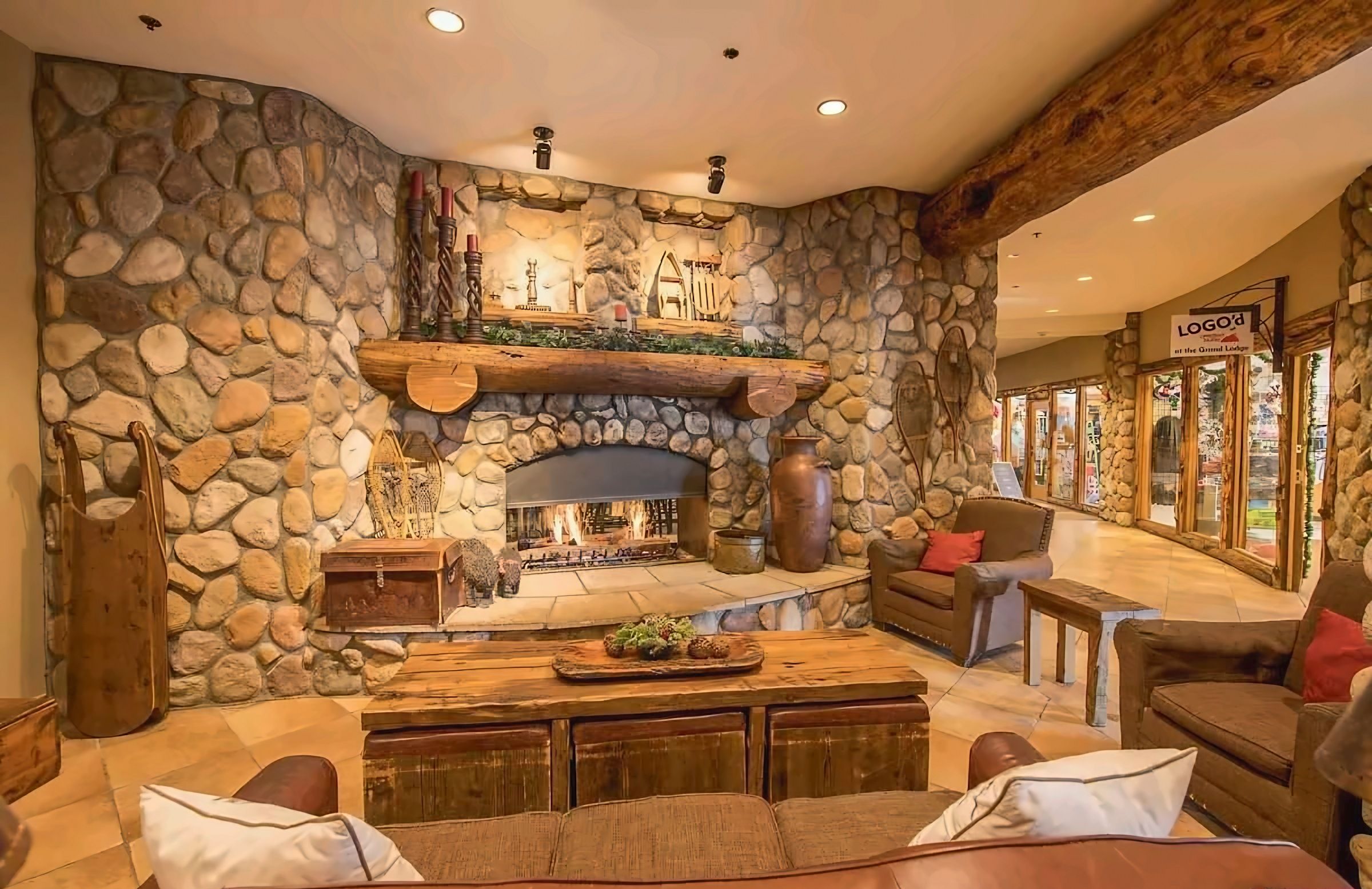 【Lobby】Warm up by the lobby fireplace on your way in from the snow
Listed with @BookTraverse