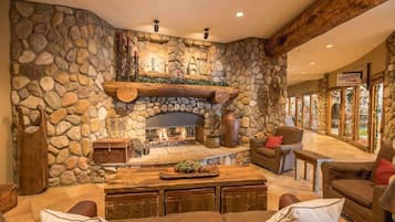 【Lobby】Warm up by the lobby fireplace on your way in from the snow
Listed with @BookTraverse
