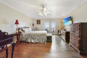 3 bedrooms, iron/ironing board, WiFi, bed sheets - Point of View I  Canyon Lake access! (Canyon Lake)