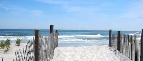 Plage, chaises longues