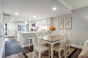 Dining - Greens Villa 127 - 2BR Townhouse Near Beach (Hilton Head Island)