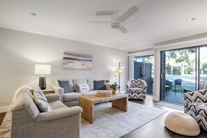 Smart TV, DVD player - Greens Villa 127 - 2BR Townhouse Near Beach (Hilton Head Island)