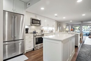 Fridge, microwave, oven, stovetop - Greens Villa 127 - 2BR Townhouse Near Beach (Hilton Head Island)