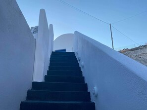 Superior Suite, Jetted Tub, Sea View | 1 bedroom, in-room safe, individually decorated, individually furnished