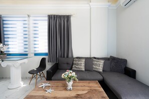 Suite Deluxe, baignoire à jets, vue mer | Coin séjour | Télévision LED de 42 pouces avec chaînes par satellite, télévision