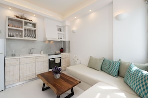 Honeymoon Suite, Jetted Tub, Sea View | 1 bedroom, in-room safe, individually decorated, individually furnished - Santorita Suites (Santorini)