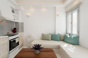 Suite Lune de Miel, baignoire à jets, vue mer | 1 chambre, coffres-forts dans les chambres, décoration personnalisée