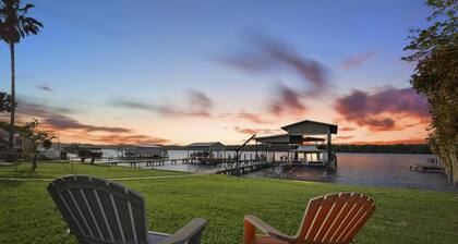 🔥High Demand🔥WATERFRONT OASIS home w/Large, Private dock-Beautiful river views