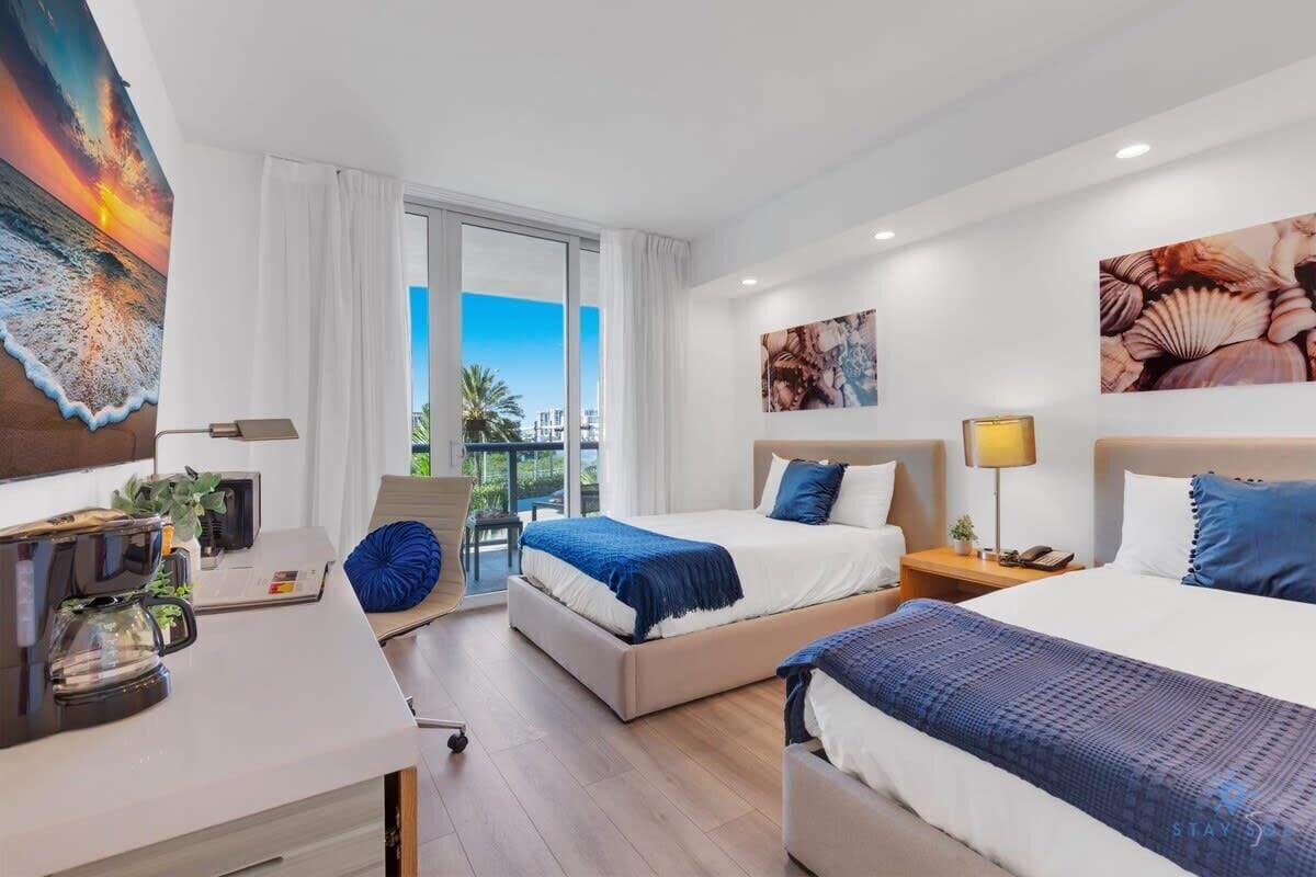 Escritorio, tabla de planchar con plancha, cuna de viaje y wifi 