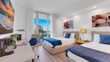 Escritorio, tabla de planchar con plancha, cuna de viaje y wifi