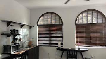 Jääkaappi, mikroaaltouuni, liesi, kahvin-/teenkeitin