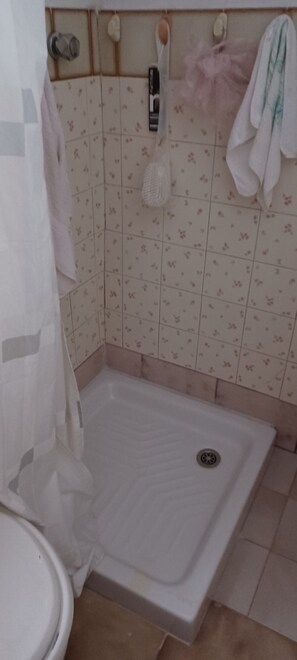 Shower, towels
