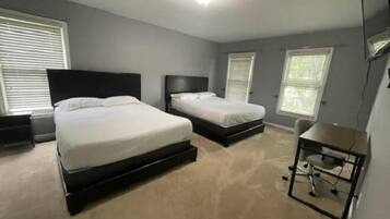 House | 5 bedrooms, desk, free WiFi, bed sheets