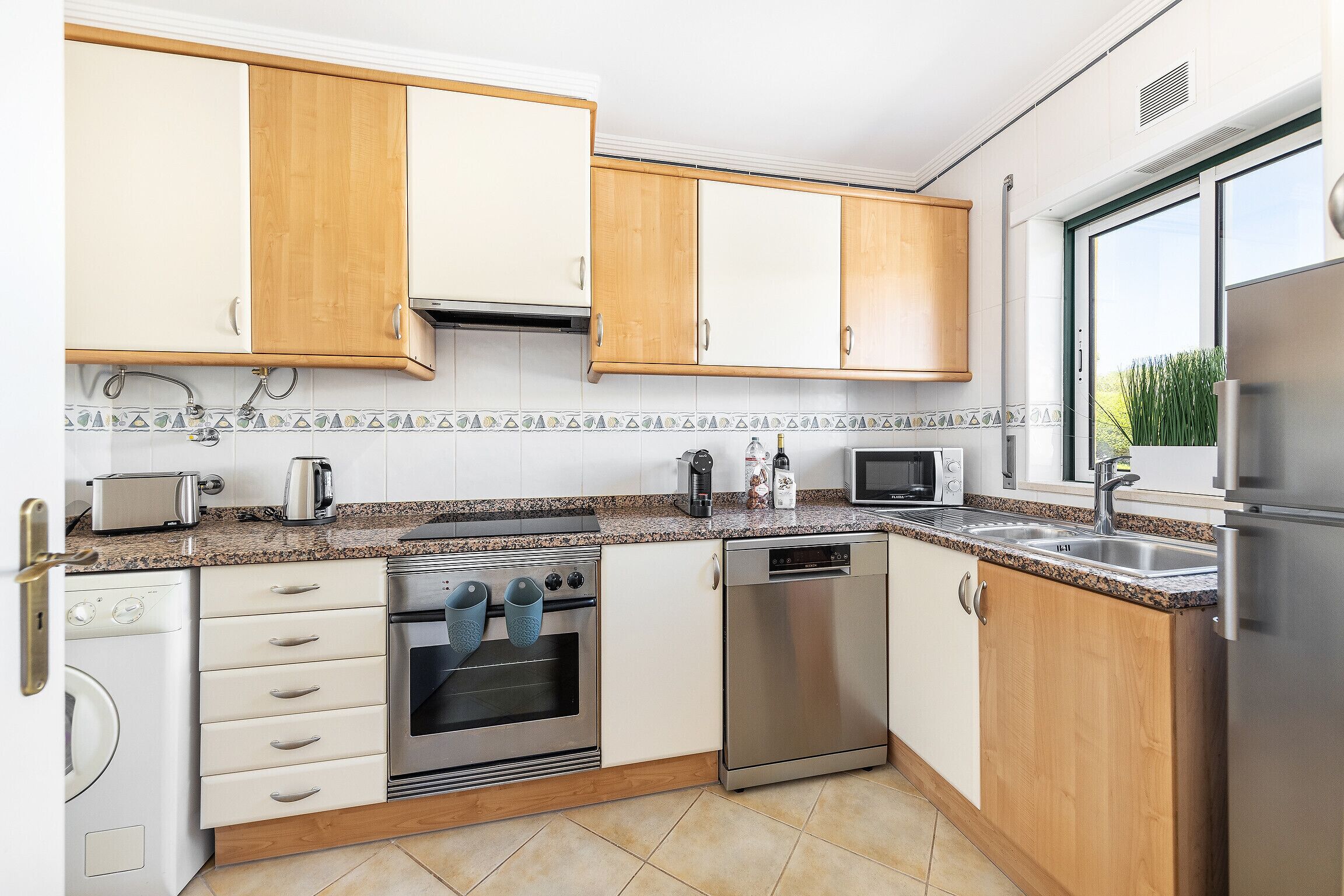 Kjøleskap, mikrobølgeovn, ovn og oppvaskmaskin