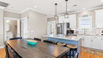 House, 4 Bedrooms | Private kitchen | Oven, coffee/tea maker