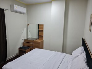 1 habitación, cortinas blackout y tabla de planchar con plancha 