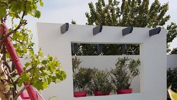 Een buitenzwembad en een verwarmd zwembad