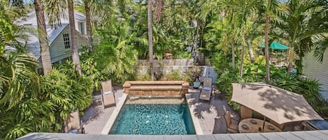 Een verwarmd zwembad