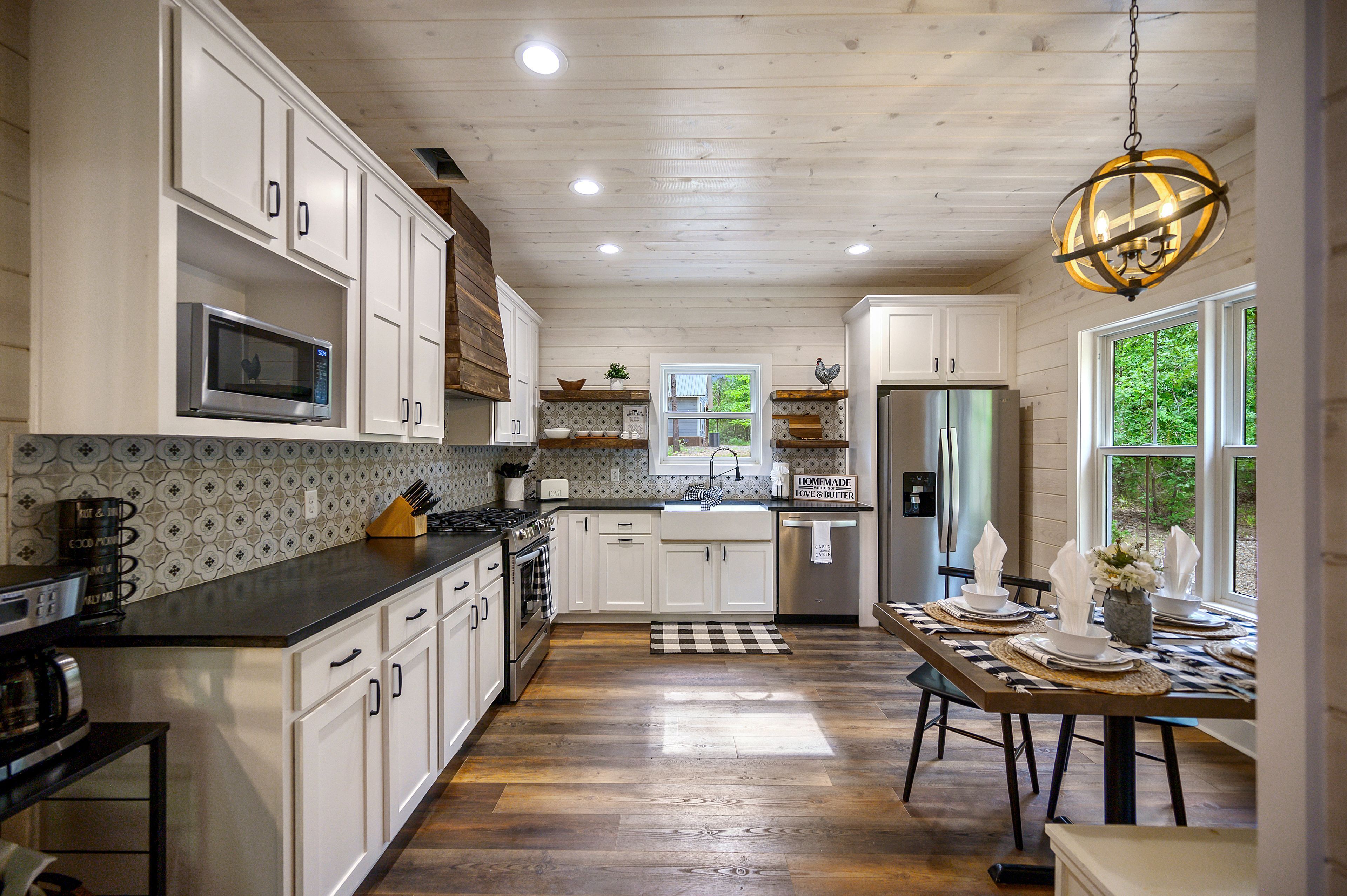 Modern farm house cabin with silo & playground!