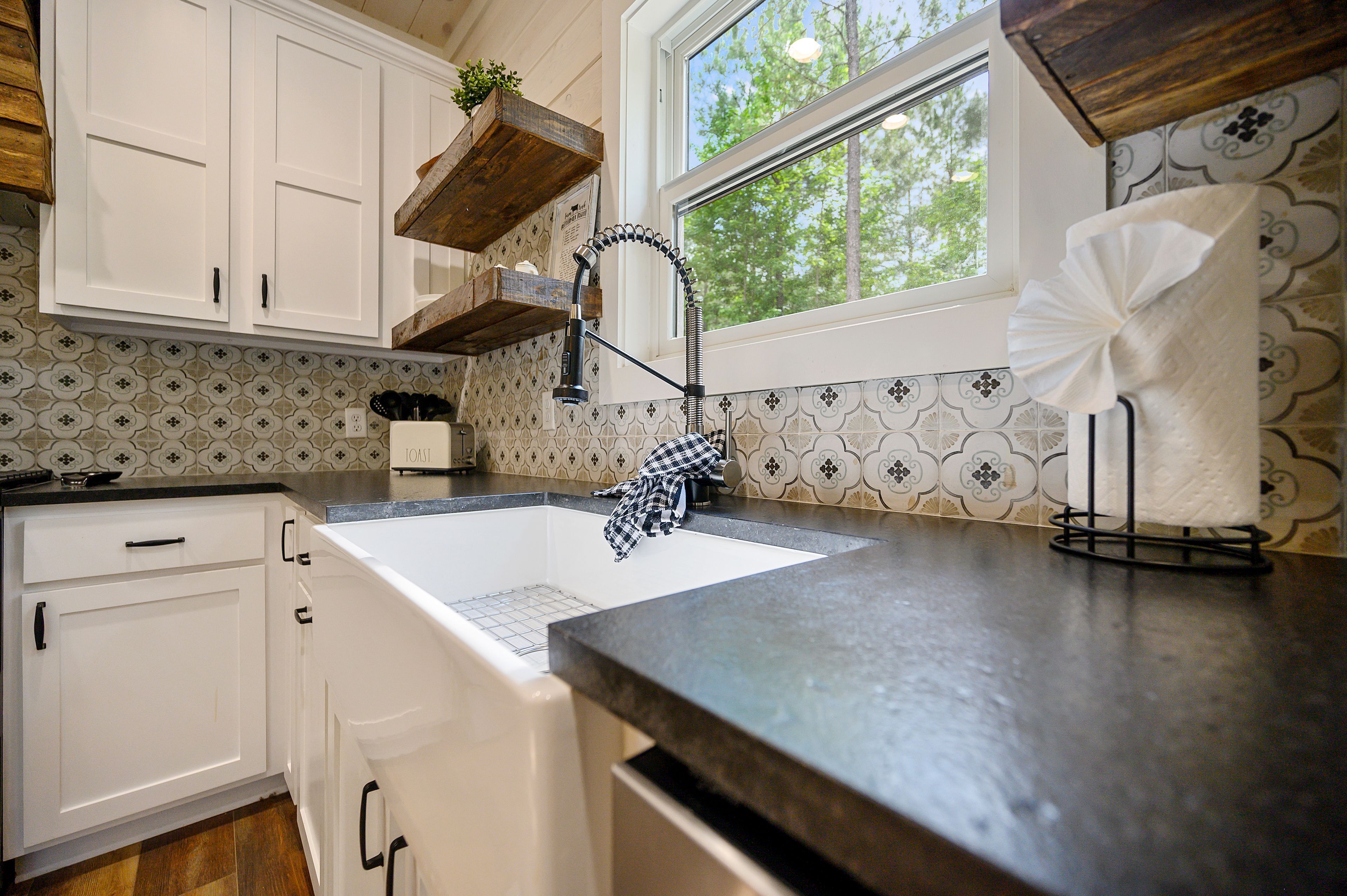 Modern farm house cabin with silo & playground!