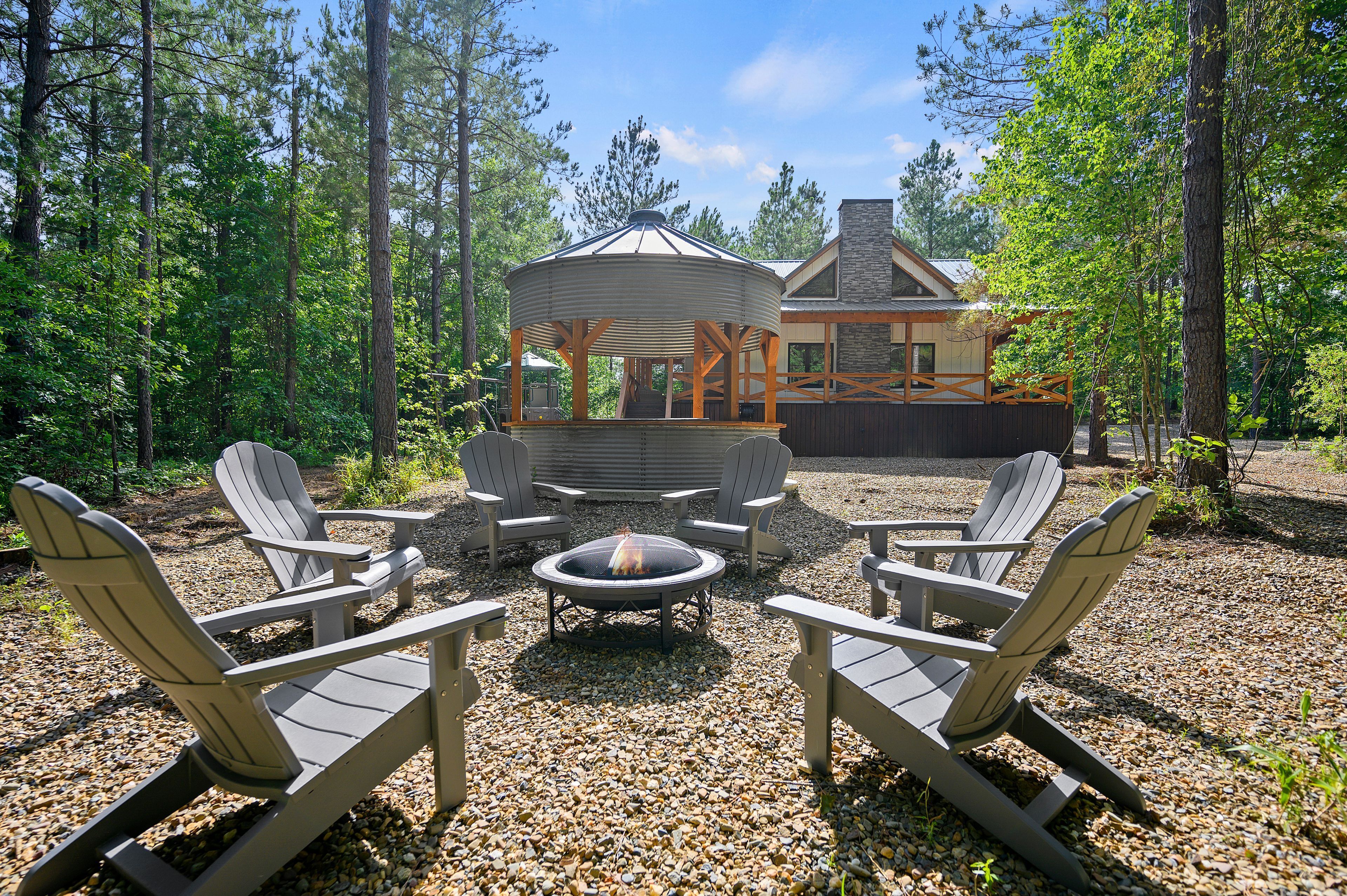 Modern farm house cabin with silo & playground!