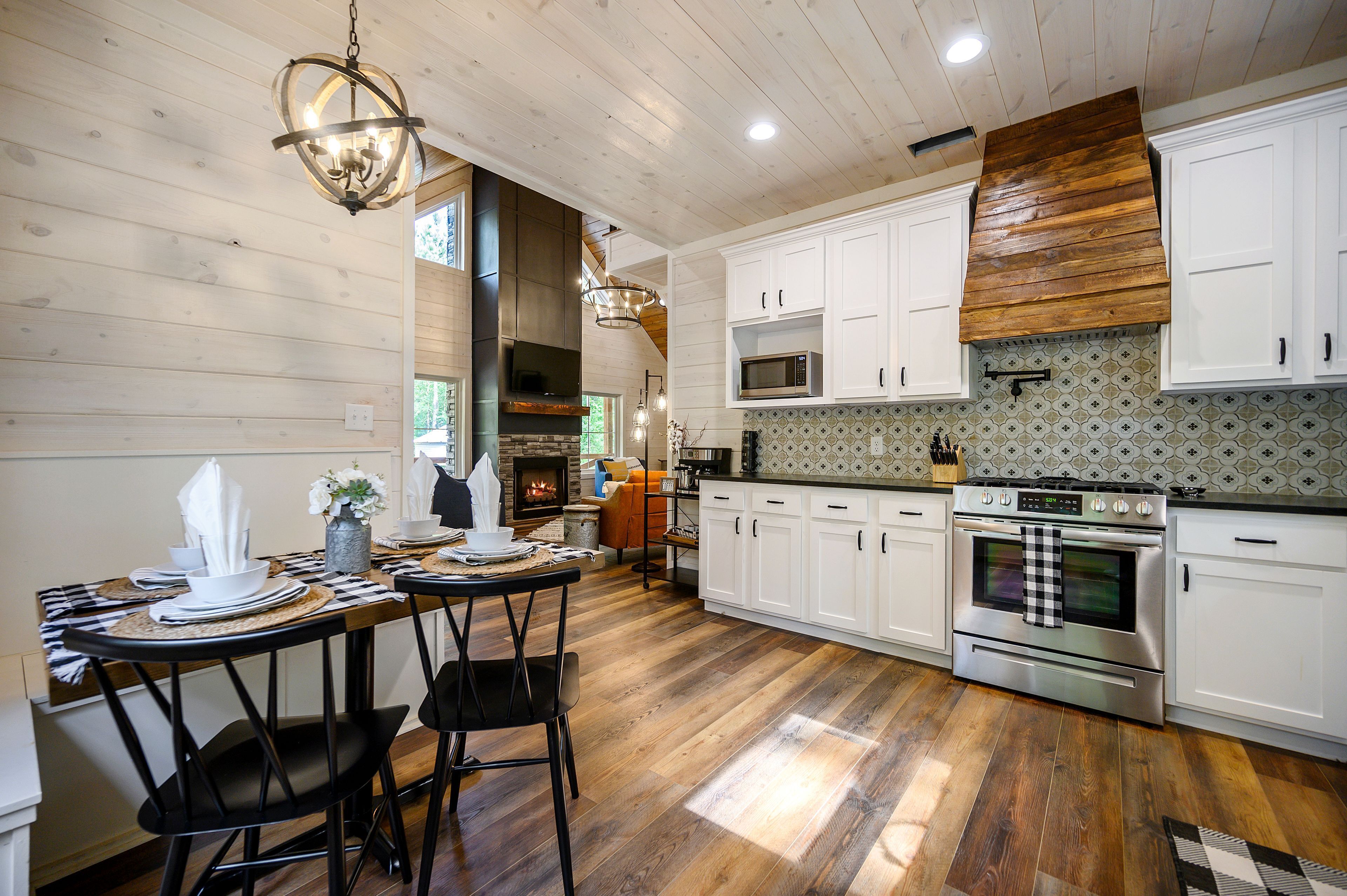 Modern farm house cabin with silo & playground!