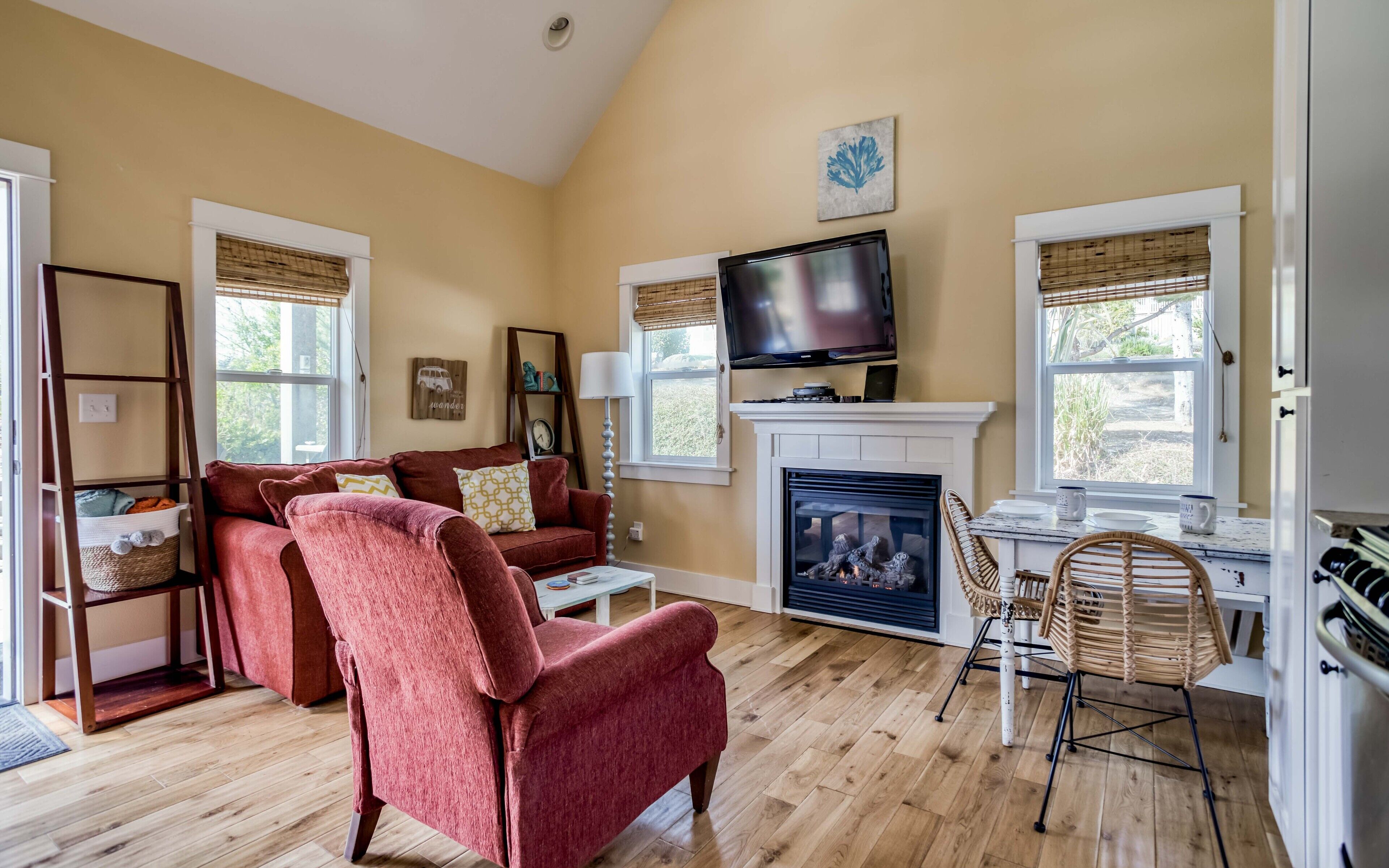 Compact Upscale Living in Sweet Cabin Near Fire-pit and Summer Saltwater Pool!