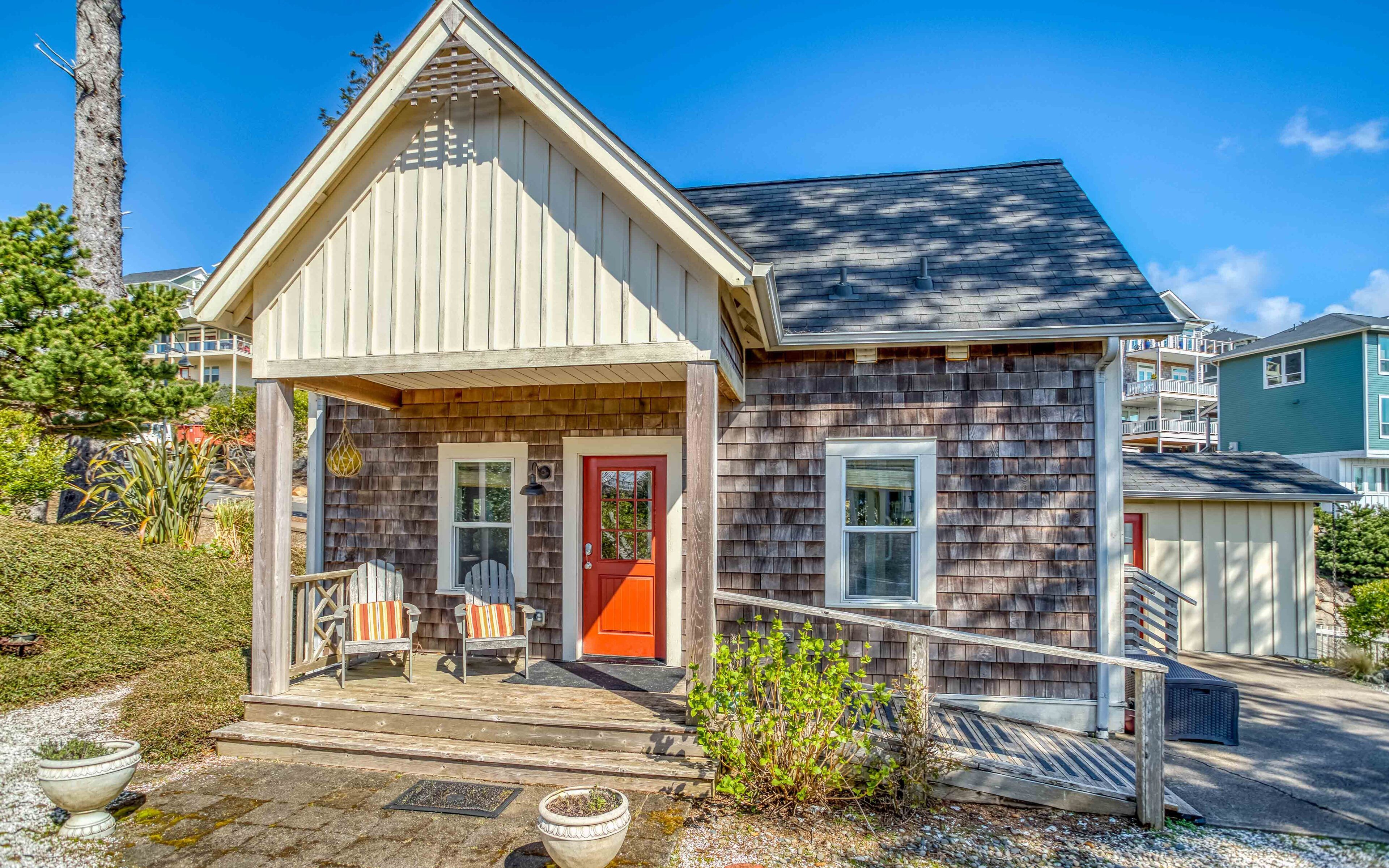 Compact Upscale Living in Sweet Cabin Near Fire-pit and Summer Saltwater Pool!