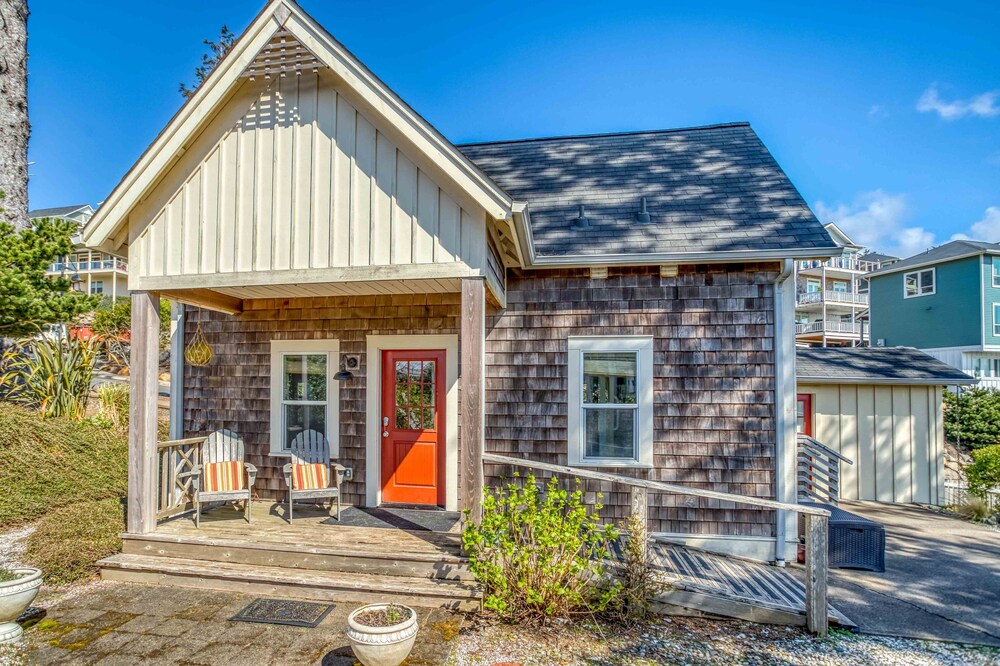 Compact Upscale Living in Sweet Cabin Near Fire-pit and Summer Saltwater Pool!