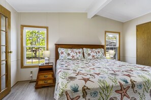 3 bedrooms, iron/ironing board, WiFi, bed sheets